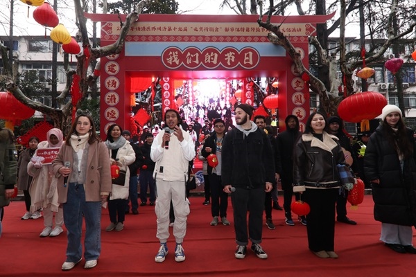 “熊貓叨叨”團(tuán)隊參加上海四平社區(qū)“元宵行街會”。