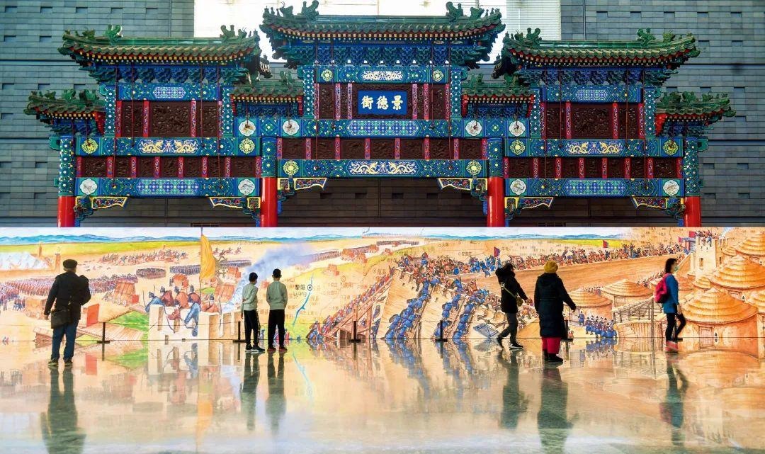 △2022年1月，觀(guān)眾在首都博物館參觀(guān)“穿越時(shí)空的大運(yùn)河”數(shù)字影像展。