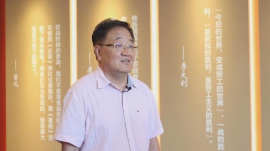 圖為中國社會科學(xué)學(xué)院近代史研究所研究員張俊義接受媒體采訪。