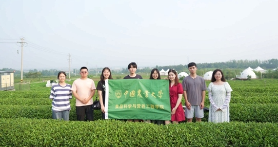 在山東日照，中國農(nóng)業(yè)大學(xué)食品學(xué)院實(shí)踐團(tuán)就農(nóng)業(yè)生產(chǎn)智能化設(shè)備、肥料選用等問題開展實(shí)地調(diào)研，并面向300余名村民陸續(xù)開展4次科普宣講。校方供圖