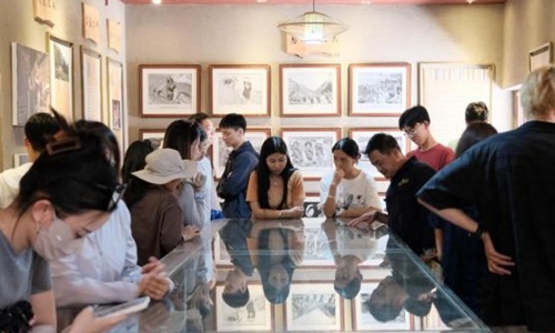 同學們觀摩文旅設計。校方供圖