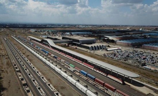 這是2023年9月在肯尼亞首都內羅畢拍攝的蒙內鐵路內羅畢站（無人機照片）。新華社記者 韓旭 攝
