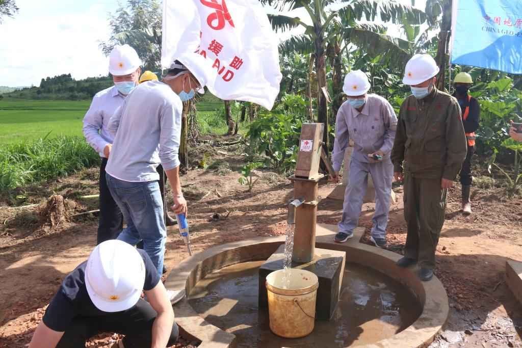 2022年4月11日，在盧旺達(dá)東方省加齊博區(qū)穆拉姆比，工作人員檢查一口中國(guó)援建的水井。新華社發(fā)