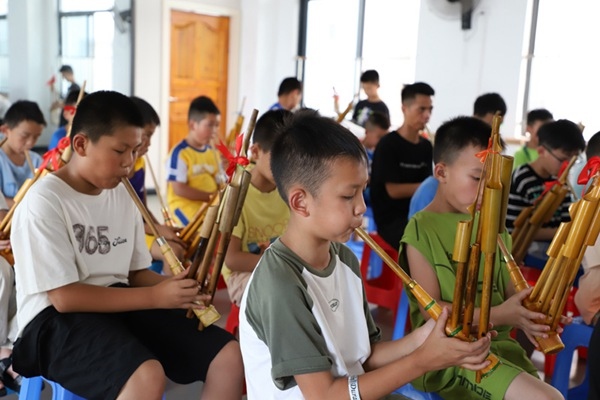 孩子們在學(xué)吹蘆笙。融水縣文化館供圖