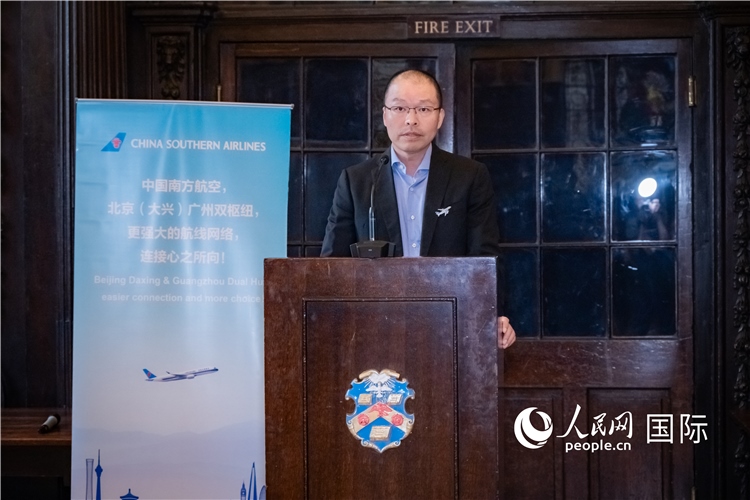 圖為中國南方航空倫敦營業(yè)部總經(jīng)理陳珂致辭。人民網(wǎng) 郭錦標(biāo)攝