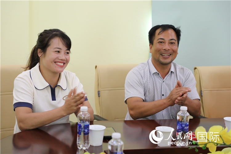 越南沙巴市黃連寄宿制民族小學(xué)老師阮氏秋姮、阮文享。人民網(wǎng)記者簡(jiǎn)承淵攝