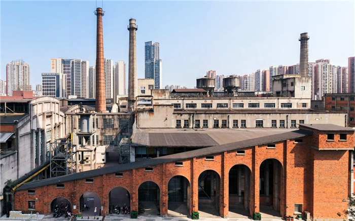 在原成都國營紅光電子管廠舊址上改建而成的東郊記憶園區(qū)南大門。大門既保留了老工業(yè)區(qū)的風(fēng)貌，又融入了現(xiàn)代審美和創(chuàng)意，成為了園區(qū)一大亮點。資料圖片