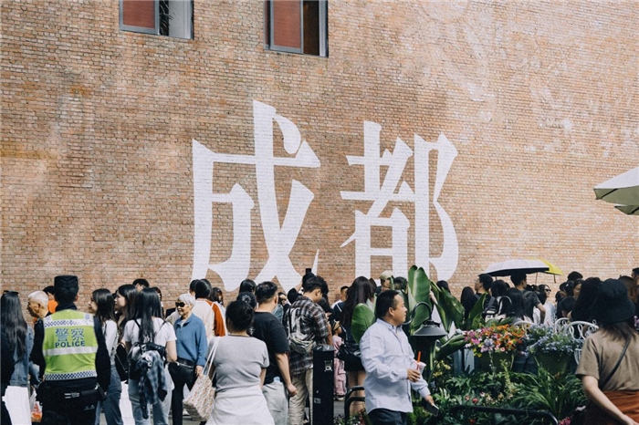 東郊記憶園區(qū)“成都墻”以巨大的“成都”字樣和獨特的藝術(shù)設(shè)計成為園區(qū)的網(wǎng)紅打卡地，吸引了眾多游客和市民前來參觀。資料圖片