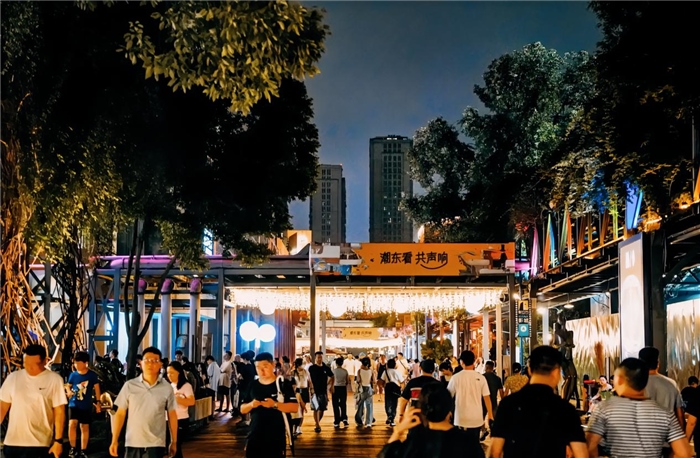 夜幕下的東郊記憶園區(qū)人流如織，熱度不減。資料圖片