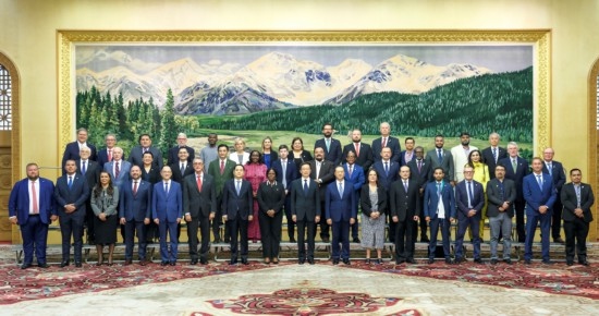  8月30日，國家副主席韓正在北京集體會見出席2024年國際議員友好交流論壇的各國代表。新華社記者 丁林 攝