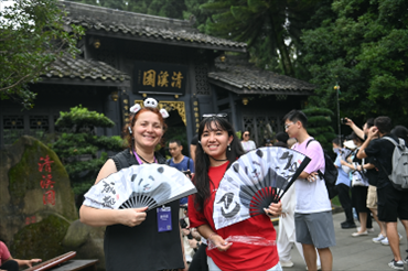 媒體考察團(tuán)成員在都江堰清溪園合影留念。（陳斌 攝）