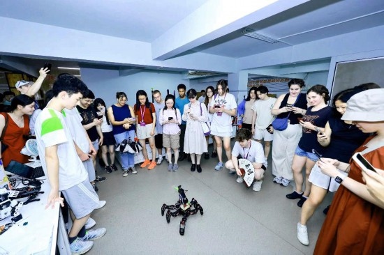 8月25日，中外青年在浙江杭州觀看機器人表演。新華社發(fā)（清華大學供圖）