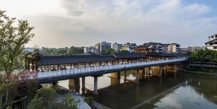 樂(lè)山蘇稽古鎮(zhèn)廊橋。樂(lè)山市委宣傳部供圖