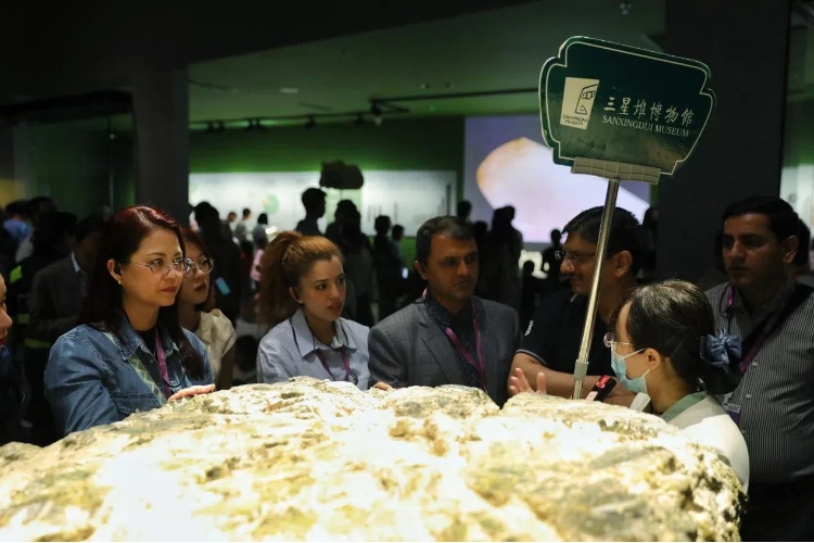8月31日，亞洲媒體考察團(tuán)參訪三星堆博物館。左一為馬來西亞《星報》首席商務(wù)官莉迪婭·王?！吨袊?jīng)濟(jì)周刊》記者肖翊攝
