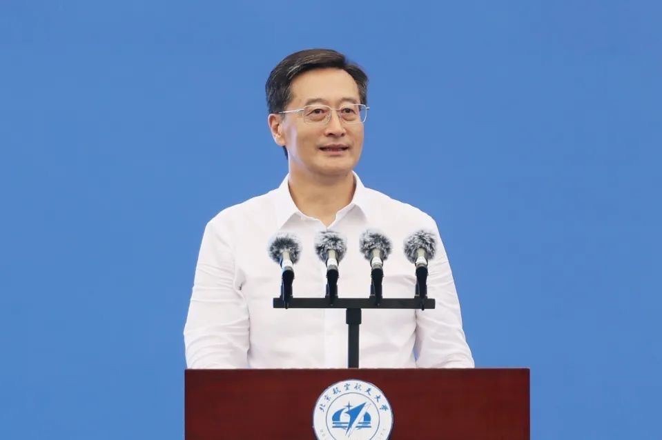 中國工程院院士、北京航空航天大學(xué)校長王云鵬在2024級(jí)新生開學(xué)典禮上講話。校方供圖