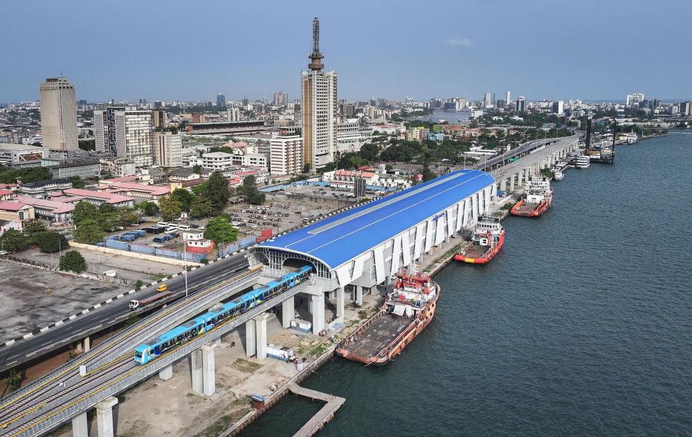 △2024年3月，在尼日利亞拉各斯，一列輕軌藍(lán)線列車駛?cè)氪a頭站。拉各斯輕軌藍(lán)線是西非地區(qū)首條由中國企業(yè)自主設(shè)計(jì)、建造、施工、運(yùn)營的電氣化城市軌道交通項(xiàng)目。