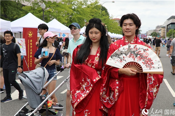 5、當(dāng)?shù)厝A僑華人身穿漢服參加文化節(jié)。 人民網(wǎng)記者 李志偉攝