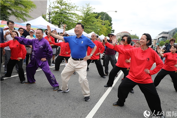 6、在活動現(xiàn)場，謝鋒大使與華僑華人一起打太極拳。 人民網(wǎng)記者 李志偉攝