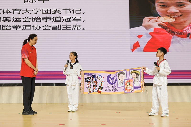 兩位學(xué)生小記者對(duì)話(huà)陳中老師。學(xué)校供圖