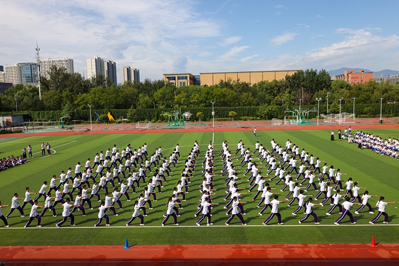 高一學(xué)生在開(kāi)學(xué)典禮中表演軍體拳。學(xué)校供圖
