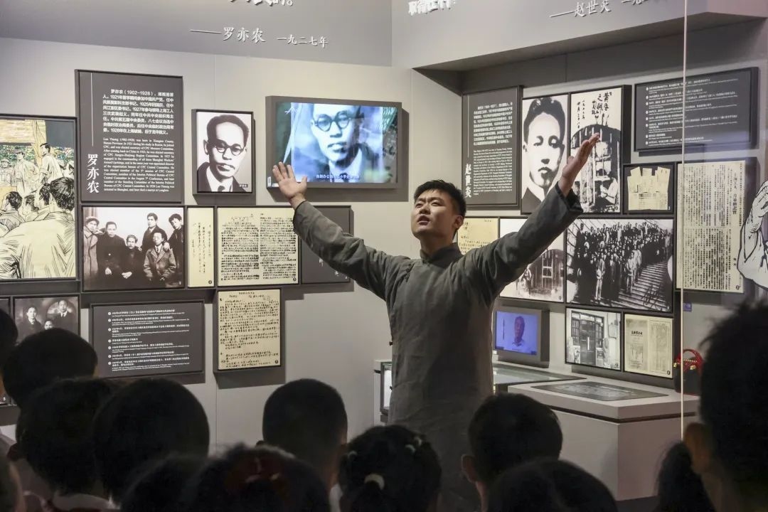 勞模身穿長袍再現(xiàn)烈士事跡。徐匯區(qū)總工會供圖