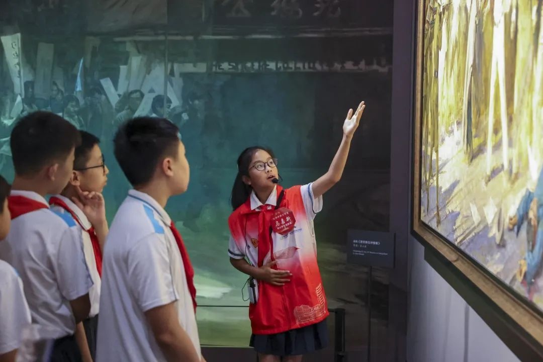 同學們觀賞不同革命場景及烈士形象的藝術(shù)作品。徐匯區(qū)總工會供圖