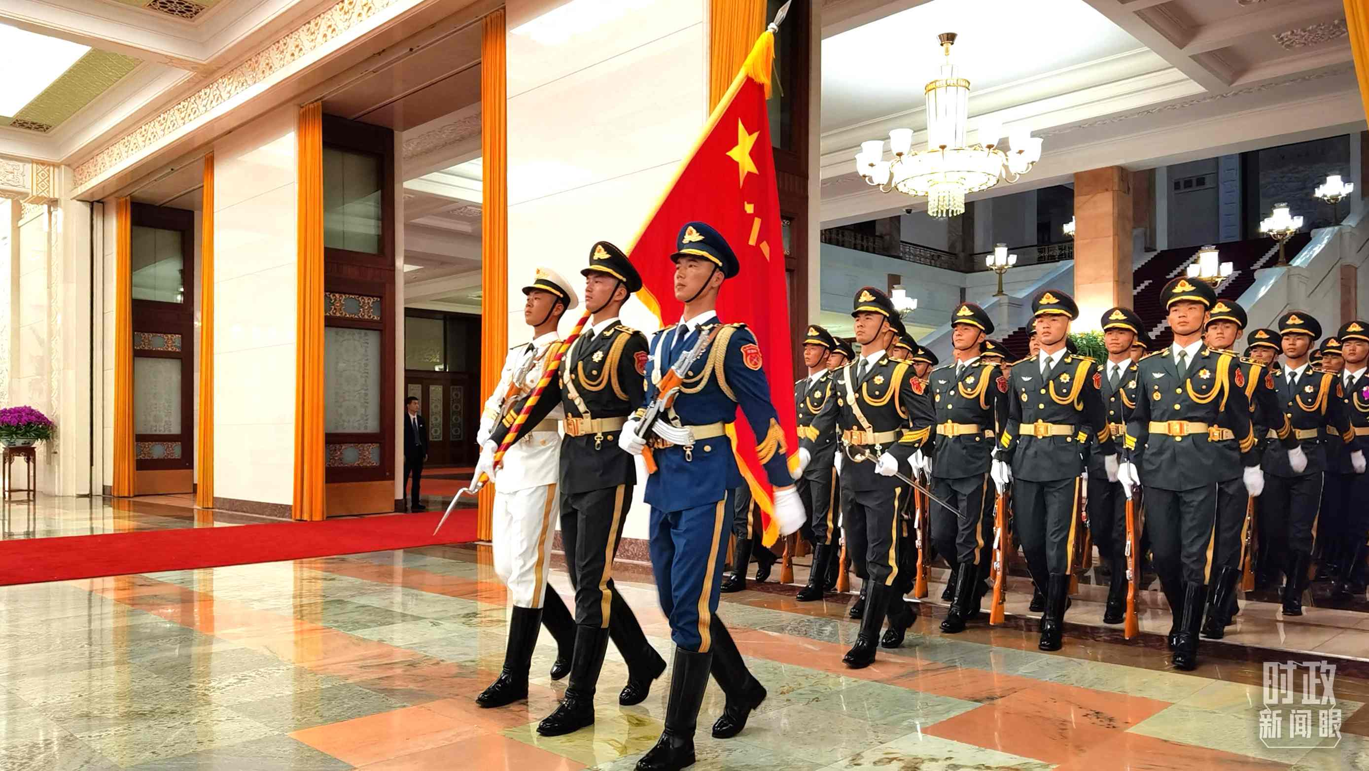 △9月2日，習主席在人民大會堂北大廳為拉馬福薩總統(tǒng)舉行歡迎儀式。（總臺央視記者郭鴻拍攝）