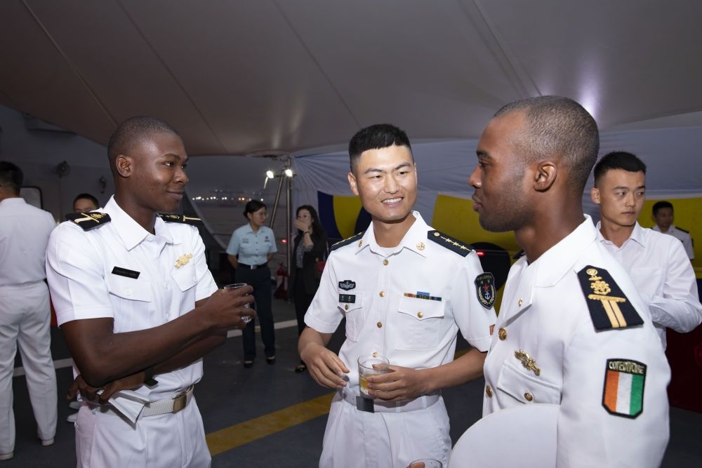 2023年6月25日，中國和科特迪瓦雙方官兵在南寧艦舉辦的甲板招待會上交流。中國海軍第43批護航編隊22日抵達(dá)科特迪瓦經(jīng)濟首都阿比讓，開始對科特迪瓦為期4天的友好訪問。
