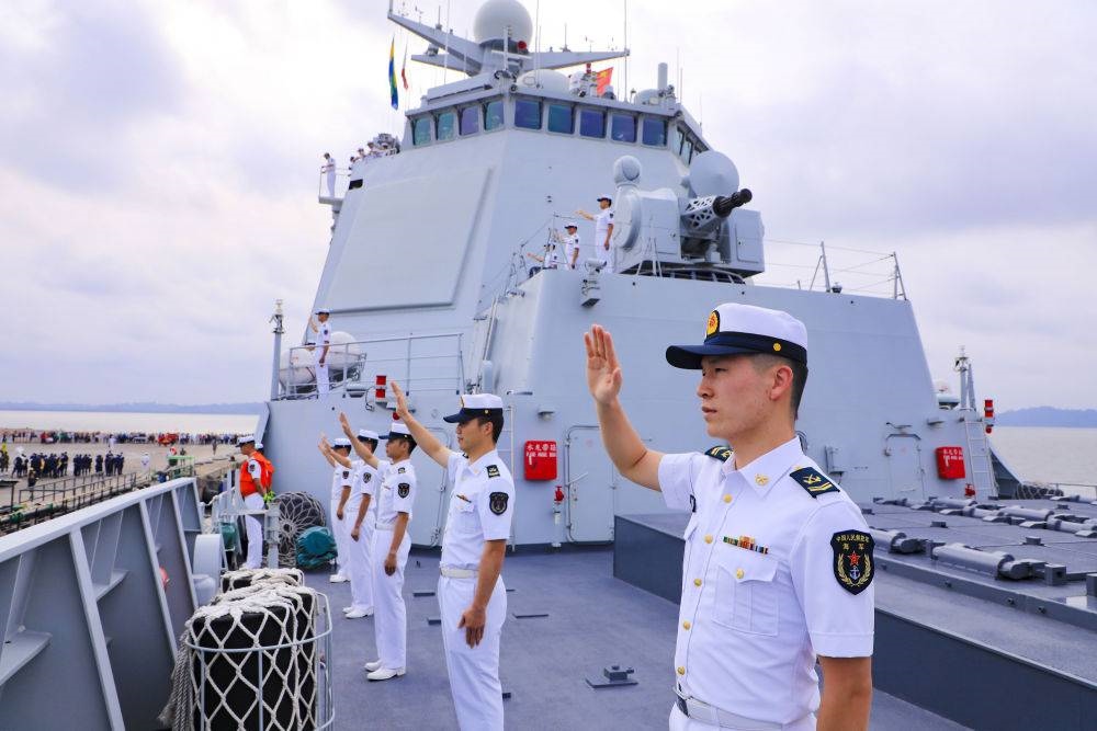 2023年7月8日，中國海軍第43批護航編隊官兵向加蓬利伯維爾奧文多港碼頭的歡迎人群揮手致意。中國海軍第43批護航編隊抵達(dá)加蓬利伯維爾，開始對加蓬進行為期4天的友好訪問。