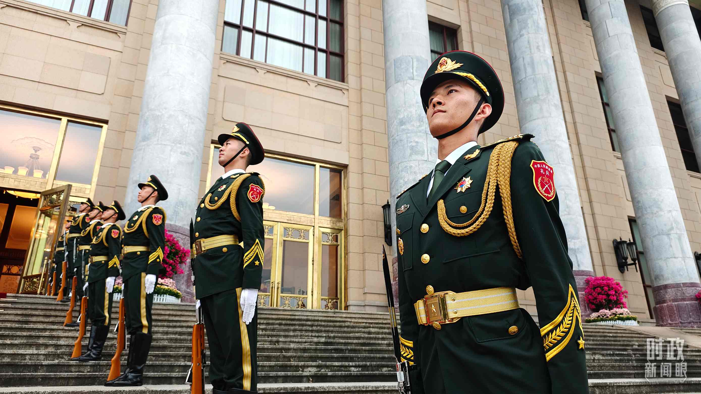  △人民大會堂外，禮兵列隊(duì)歡迎外國領(lǐng)導(dǎo)人。（總臺央視記者韓銳拍攝）