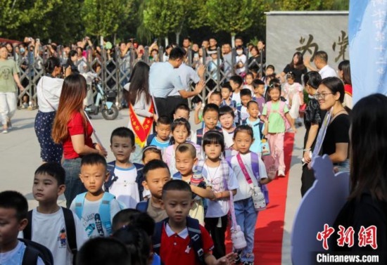 9月1日起，河北省衡水市各中小學陸續(xù)開學。9月4日，2024級小學一年級新生集中入學，為迎接新同學，各學校開展了豐富多彩的活動。 據(jù)衡水市教育局介紹，今年衡水市746所中小學共迎來75.1萬名新生。其中，全市550所小學迎來新生34.46萬名。圖為衡水市第十二中學小學部的一年級新生走紅毯。陳康 攝
