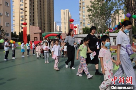 圖為衡水市新苑小學，小學一年級新生佩戴“夢想徽章”后，步入校園 。王天祥 攝