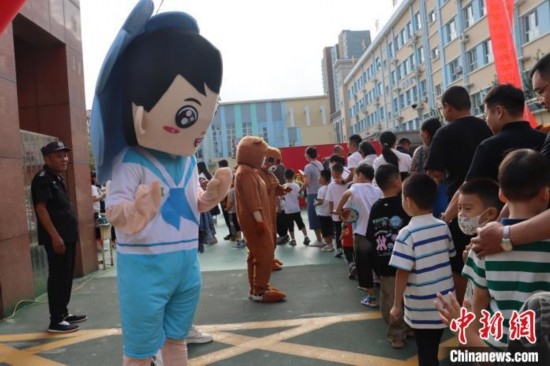 圖為衡水市新苑小學，老師穿上玩偶服裝歡迎新生入學。王天祥 攝