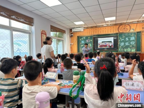 圖為衡水市康復街小學，老師講解開學第一課校園紀律與禮儀。徐鵬璐 攝