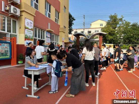 圖為衡水市康復街小學，正在簽到的小學生。徐鵬璐 攝