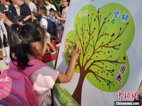 圖為衡水市利民路小學，孩子們在成長樹的“好習慣”樹枝上按手印做出承諾。張松 攝