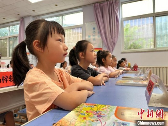 圖為衡水市康復街小學，小學生聽老師講開學第一課內(nèi)容。徐鵬璐 攝