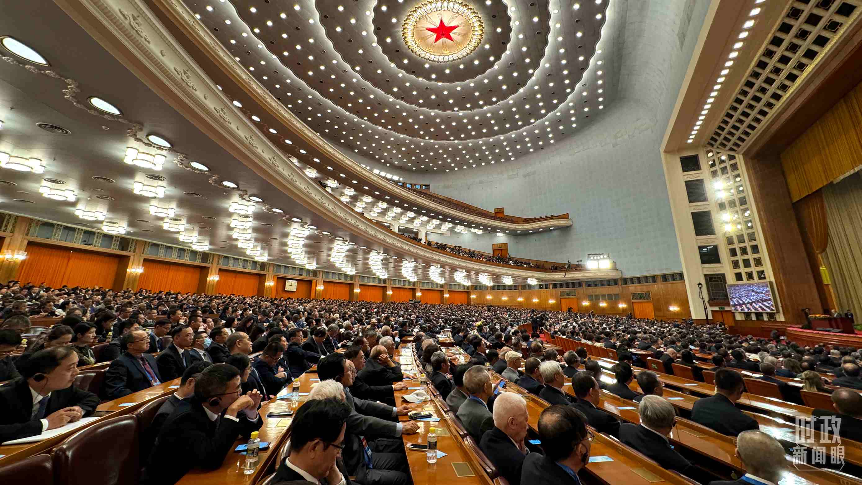  △中非合作論壇非方成員國國家元首、政府首腦、代表團(tuán)團(tuán)長及國際和地區(qū)組織負(fù)責(zé)人等中外各界人士3200余人出席開幕式。（總臺央視記者蔣碩拍攝）
