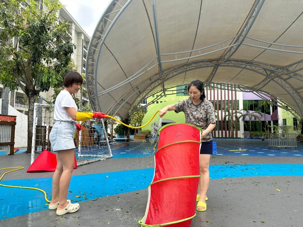 ?？谑薪逃變簣@在臺(tái)風(fēng)過(guò)后進(jìn)行室外環(huán)境清理。新華社記者 陳凱姿 攝