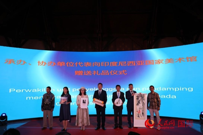 在展覽開幕式現(xiàn)場，本次展覽的承辦、協(xié)辦單位代表向印尼國家美術(shù)館贈送禮品。人民網(wǎng)記者 曹師韻攝