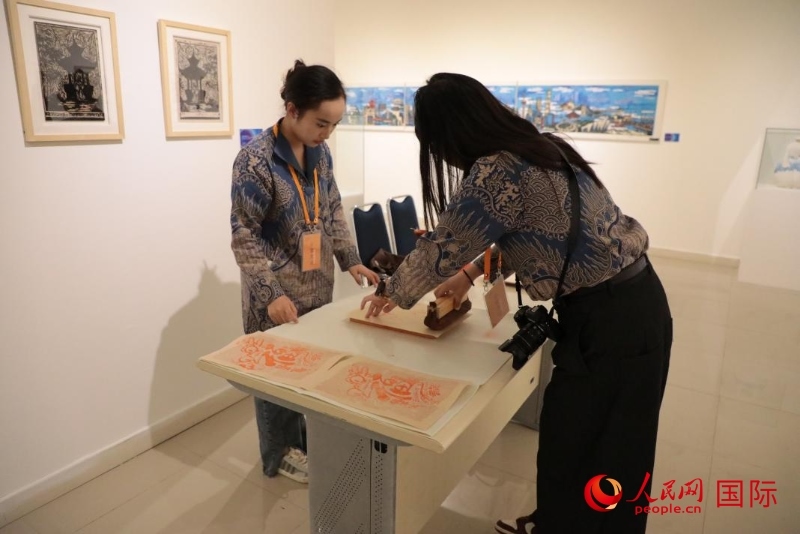 展覽現(xiàn)場的拓印技藝體驗工坊。人民網(wǎng)記者曹師韻攝