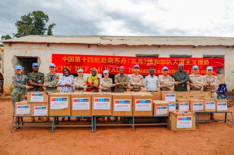 維和官兵與學(xué)校代表進(jìn)行物資交接。王皓宇攝