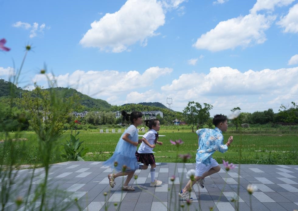 兒童在余姚市梁弄鎮(zhèn)的田野間奔跑（7月3日攝）。新華社記者翁忻旸 攝