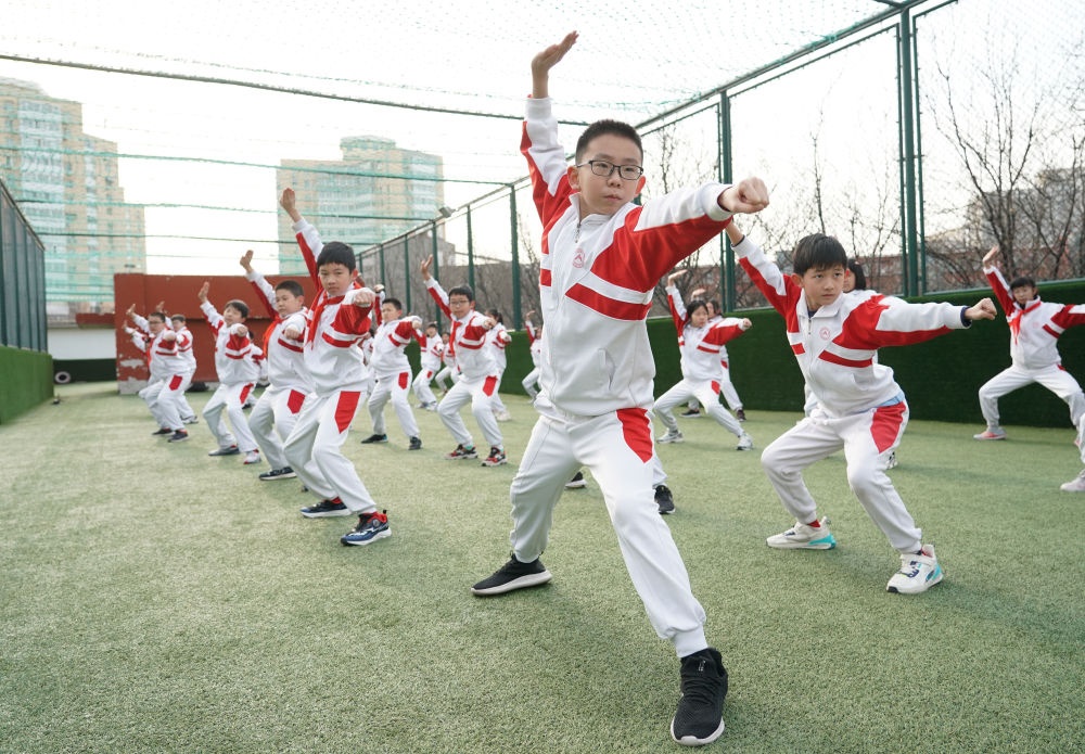 2024年2月21日，在人大附中實(shí)驗(yàn)小學(xué)，學(xué)生們?cè)隗w育課中進(jìn)行武術(shù)練習(xí)。新華社記者 任超 攝