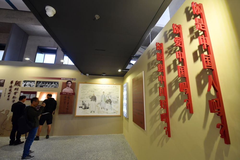 在南開大學(xué)海冰樓內(nèi)，墻上掛著“愛國三問”（2019年10月14日攝）。新華社記者 李然 攝