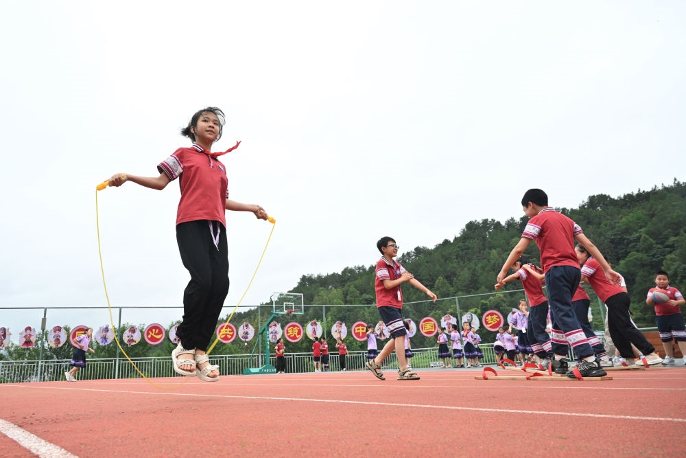 在廣西桂林市龍勝各族自治縣龍勝鎮(zhèn)第二小學(xué)，學(xué)生在大課間跳繩（2024年6月26日攝）。新華社記者 姜克紅 攝