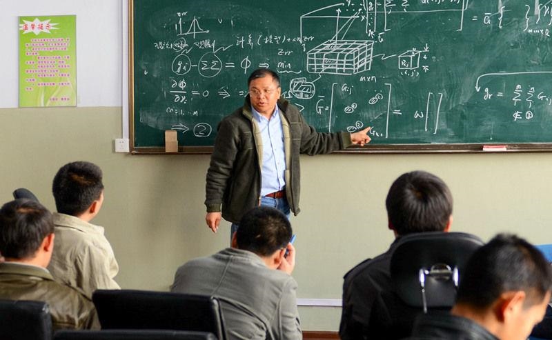 2011年4月，著名地球物理學(xué)家黃大年為學(xué)生們授課。