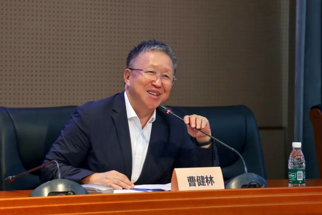 科技部原副部長(zhǎng)、十三屆全國(guó)政協(xié)教科衛(wèi)體委員會(huì)副主任、現(xiàn)任季華實(shí)驗(yàn)室理事長(zhǎng)、主任曹健林致辭。主辦方供圖