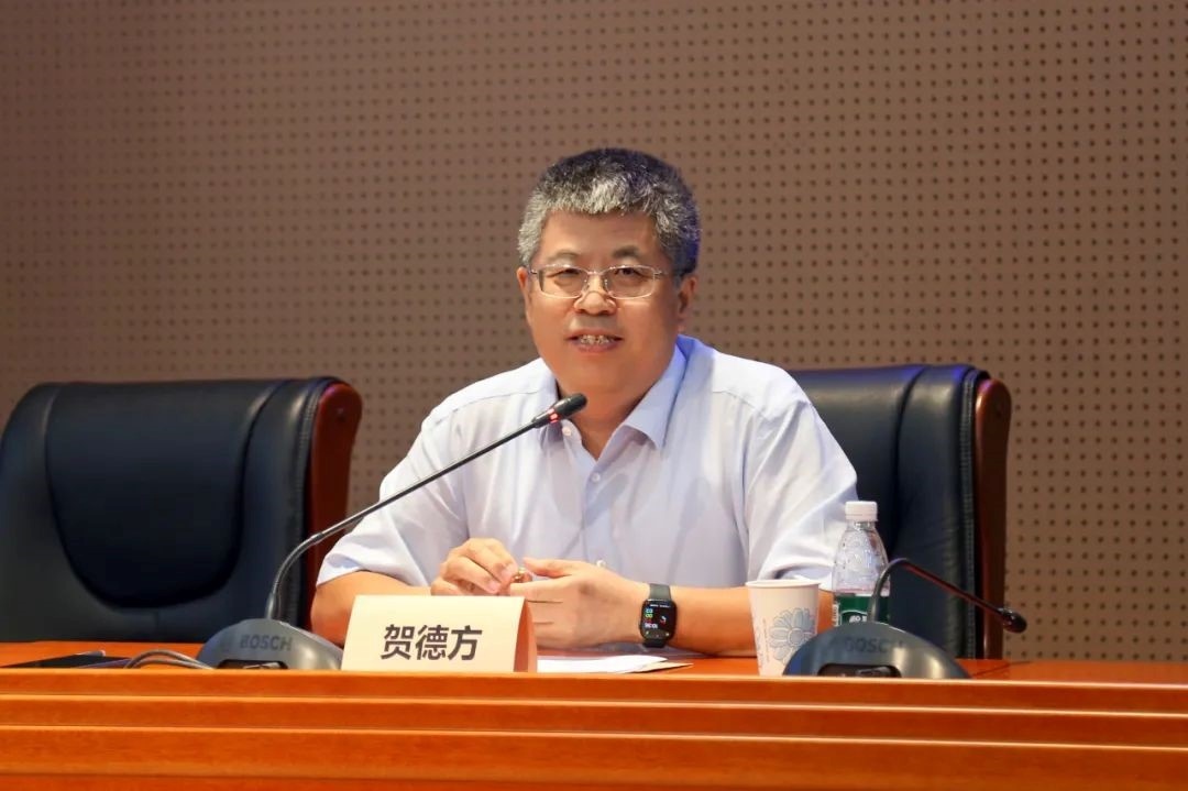 國(guó)務(wù)院參事、科技部原副秘書長(zhǎng)、中國(guó)科技評(píng)估與成果管理研究會(huì)理事長(zhǎng)賀德方致辭。主辦方供圖