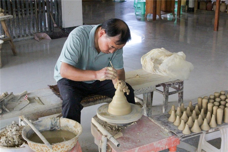 陶器是人類社會(huì)由舊石器時(shí)代發(fā)展到新石器時(shí)代的標(biāo)志之一，也是人類由野蠻走向文明的標(biāo)志，承載著人類成長(zhǎng)進(jìn)步的記憶。陶藝一條街上，母氏陶藝館內(nèi)，空氣中彌漫著陶土的芬芳。非遺傳承人母先才展示制陶技術(shù)，他神情專注、心無旁騖地打磨手中的陶坯，手中的泥土在旋轉(zhuǎn)的陶輪上漸漸成型。與土陶相伴近40年的母先才堅(jiān)守初心，傳承土陶技藝是他作為貴州省級(jí)非遺花茂土陶傳承人的“執(zhí)念”與責(zé)任。（俄羅斯《俄羅斯報(bào)》視覺內(nèi)容部副主編阿爾圖爾·杰魯諾夫攝）